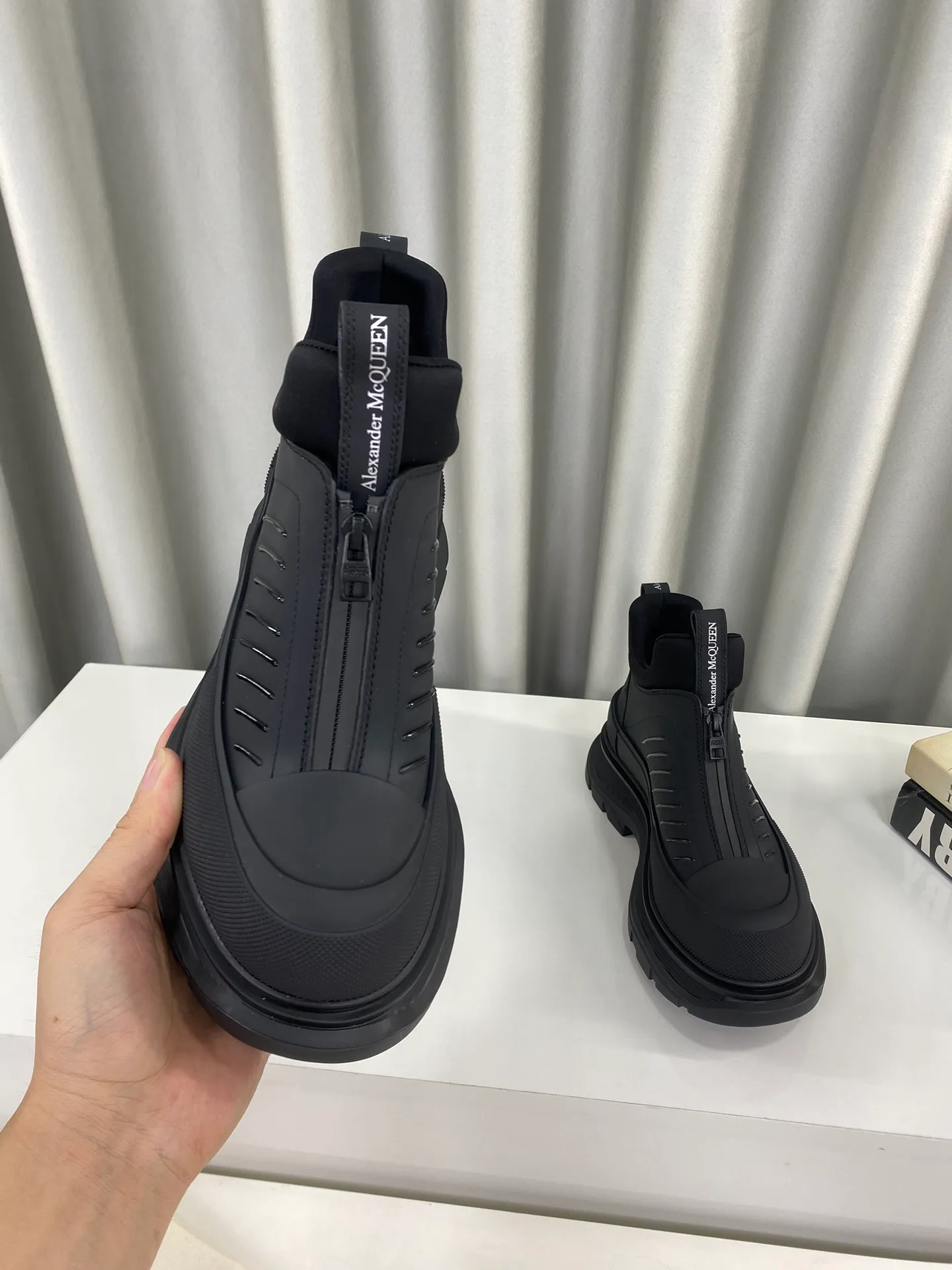 👟👟Ex-factory price 660👟👟Men's size +10 🔺Mc Queen 🔺Alexander McQueen's latest model, thick-soled front zipper dad shoes🌈 The designer has a bold idea and combines the trend of the times with the perfect design. It is super comfortable and versatile, with a new dad-style design and a multi-craft spliced ​​outsole. It is perfect. Many celebrities and Internet celebrities endorse it. 🔥Material: Original custom-made first-layer cowhide for the upper. Inside: Cali sheepskin feet. Outsole: Original TPU multi-layer combination outsole, •┈┈┈┈┈┈★┈┈┈┈┈┈┈• Size: Women’s 35～39 (34, 40, customization is non-returnable) Men’s 39～44 (38, 45, customization is not returnable) Full set of counter original packaging